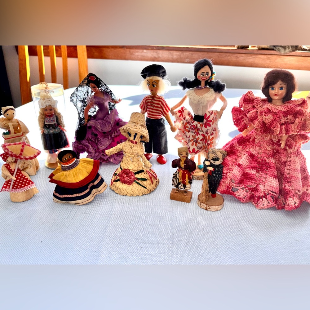 Mixed collection of dolls, up to 7 inches, from different countries